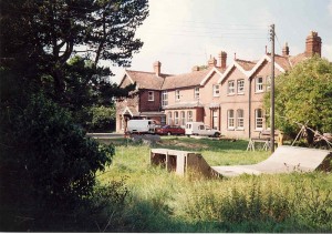 800px-SummerhillSchool-300x211